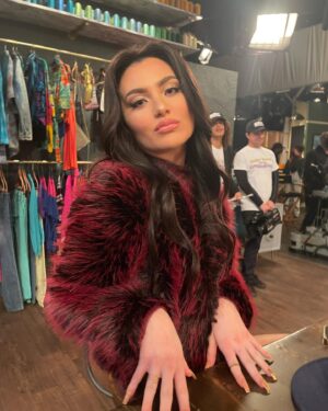 Lilla Crawford Instagram - Greta Gardunkian in the buiiilllddiiiinnnng 💅🏻👛👠✨ I’m on Raven’s Home tonight 8/7CT on @disneychannel !! 💕 @ravenshomeofficial #disneychannel #disneyplus #ravenshome