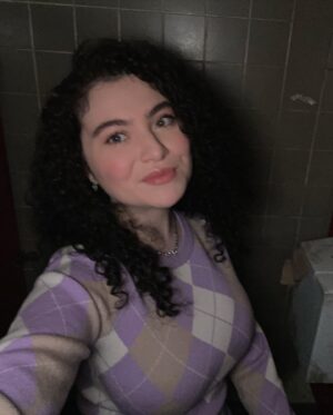 Lilla Crawford Instagram - Ms Sandy didn’t make the cut in episode 7. Will forever be a mystery who she was eavesdropping on in that bathroom with her clunky pink cast…#plloriginalsin #hbomax