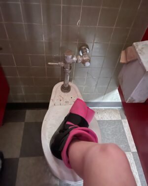 Lilla Crawford Instagram - Ms Sandy didn’t make the cut in episode 7. Will forever be a mystery who she was eavesdropping on in that bathroom with her clunky pink cast…#plloriginalsin #hbomax