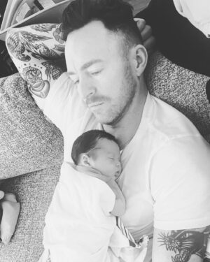 Lilli Cooper Instagram - Desi Charles McLoughlin, our eclipse babe 🌖🌘🌑🌓🌔born April 8th, decided to show up a month early!!! And he’s making Bodie a very happy big bro.