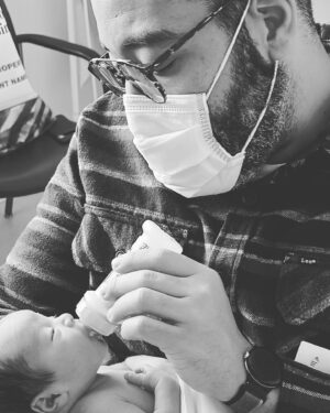 Lilli Cooper Instagram - Desi Charles McLoughlin, our eclipse babe 🌖🌘🌑🌓🌔born April 8th, decided to show up a month early!!! And he’s making Bodie a very happy big bro.