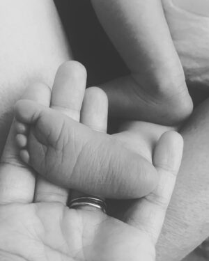 Lilli Cooper Instagram - Desi Charles McLoughlin, our eclipse babe 🌖🌘🌑🌓🌔born April 8th, decided to show up a month early!!! And he’s making Bodie a very happy big bro.