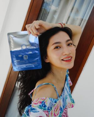 Lilli Lin Instagram - 出國的前三天
收到 @akimia_official 捎來的新品合作詢問
老朋友們都知道自從用過 #Akimia 
面膜全換成它們家的
是超～級～忠實粉絲～😆

一收到邀約手刀回覆
謝謝Akimia如此迅速的派送包裹
確保出國能帶上新品好好體驗

只能說！新品「藍銅微電流面膜」
驚！為！天！人！💙
很慶幸帶上這次的新品
通常就算防曬做足
曬完太陽的皮膚還是蠻敏感的

藍銅面膜為皮膚建立了好的屏障
感覺面對豔陽天，膚況還是很穩定
不會感覺乾癢、刺刺的

這次的新品最特別對是：
「能有效的撫平臉部表情造成的紋路」
除了撫紋，澎潤、修護也有感 👏🏻
有了它能更心安的享受峇里島的太陽☀️
敷完臉會有吸飽喝足水的感覺～很舒服！

孕婦、酒糟的朋友都能安心使用
推薦給大家🥰

#微電保養美得更久 #藍銅胜肽抗老微電流面膜