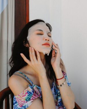 Lilli Lin Instagram - 出國的前三天
收到 @akimia_official 捎來的新品合作詢問
老朋友們都知道自從用過 #Akimia 
面膜全換成它們家的
是超～級～忠實粉絲～😆

一收到邀約手刀回覆
謝謝Akimia如此迅速的派送包裹
確保出國能帶上新品好好體驗

只能說！新品「藍銅微電流面膜」
驚！為！天！人！💙
很慶幸帶上這次的新品
通常就算防曬做足
曬完太陽的皮膚還是蠻敏感的

藍銅面膜為皮膚建立了好的屏障
感覺面對豔陽天，膚況還是很穩定
不會感覺乾癢、刺刺的

這次的新品最特別對是：
「能有效的撫平臉部表情造成的紋路」
除了撫紋，澎潤、修護也有感 👏🏻
有了它能更心安的享受峇里島的太陽☀️
敷完臉會有吸飽喝足水的感覺～很舒服！

孕婦、酒糟的朋友都能安心使用
推薦給大家🥰

#微電保養美得更久 #藍銅胜肽抗老微電流面膜
