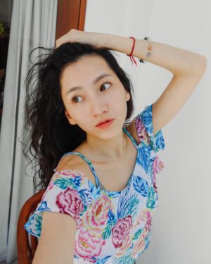 Lilli Lin Instagram - 出國的前三天
收到 @akimia_official 捎來的新品合作詢問
老朋友們都知道自從用過 #Akimia 
面膜全換成它們家的
是超～級～忠實粉絲～😆

一收到邀約手刀回覆
謝謝Akimia如此迅速的派送包裹
確保出國能帶上新品好好體驗

只能說！新品「藍銅微電流面膜」
驚！為！天！人！💙
很慶幸帶上這次的新品
通常就算防曬做足
曬完太陽的皮膚還是蠻敏感的

藍銅面膜為皮膚建立了好的屏障
感覺面對豔陽天，膚況還是很穩定
不會感覺乾癢、刺刺的

這次的新品最特別對是：
「能有效的撫平臉部表情造成的紋路」
除了撫紋，澎潤、修護也有感 👏🏻
有了它能更心安的享受峇里島的太陽☀️
敷完臉會有吸飽喝足水的感覺～很舒服！

孕婦、酒糟的朋友都能安心使用
推薦給大家🥰

#微電保養美得更久 #藍銅胜肽抗老微電流面膜