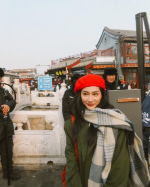 Lilli Lin Instagram - 🏮🐲❤️‍🔥
第一張說好跟三個保安拍照的⋯小哥哥人呢？

看著湖面結冰倒映著兩旁的樹木
冬天的陽光混進乾冷的空氣
霧濛濛配上色彩鮮明的中式建築
穿梭胡同聽著熙來攘往此起彼落
叫賣聲、拉車聲、街邊賣藝的二胡⋯
哈個氣，霧氣繚繞
撥開手中冒著煙，暖呼呼的包子
幸～福～啊～🥹
北京有著自己的濾鏡，很神奇

First time in Beijing, getting lost in the city vibes! Exploring those narrow hutong streets and savoring every bit of this unique experience.
#LilliOnVacation #BeijingDebut #UrbanAdventure
