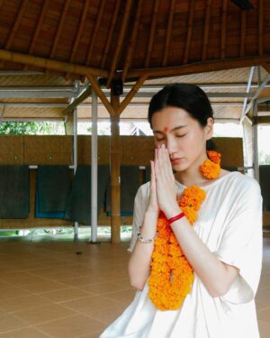 Lilli Lin Instagram - 🧘🏻
Before the training started, I was feeling uncertain and nervous. But once the training began, I found it to be pleasantly challenging. I'm really enjoying the course and am excited to see where this journey takes me. It's wonderful to have such a wise and brilliant teacher like @yoga.ankur.atri @anandamyogaschool guiding me, along with two lovely classmates 😇

If you've been wanting to do something but feel scared, know that there's nothing more daunting than the fear in your mind. Just go for it! 🔥  Namaste 🙏🏻 

原本想去印度學瑜珈
怕媽媽瘋掉(?)🫠
於是憑直覺選了峇里島
再藉著緣份遇見了
來自印度，非常棒的老師😇

重視傳統的同時
也很開闊的融合了現代觀念
和他聊天的時候
有一種很自然被接納的能量🤲🏻
讓人可以很放心地請教各種疑難雜症

另外幸運的是
老師不太會做社群行銷
非常非常小班制
培訓的學員就三個人

第一天 早晨6點 
喝了一杯盛放一晚銅器中的水
並用shatkarma開啟一天
(用鹽水洗鼻子)
(有興趣可以滑到最後面哈哈哈)
再用Pranayama調息法呼吸
開始靜心、瑜伽
時間很快就到下午了
解剖學和梵語課是最難的
以為要熟悉印度人的英語口音已經很難了
沒有....要記得梵語的瑜伽體式、唱誦更難😂

但是阿！但是！最有感的是：
「沒有什麼困難，比腦袋想像中的難的更難」
腦袋創的恐懼是更巨大的
可以無邊無際、永不止息
如何讓恐懼停止？ 那就是「開始」
當真的開始培訓後，反而有一種：
「很難！但我可以的！」感覺

祝福㊗️
如果有想做什麼，但一直不敢去做的事
希望你知道：
「沒有什麼困難，比腦袋想像中的難的更難」
勇敢動起來🫶🏻

We are more often frightened than hurt; and we suffer more from imagination than from reality.
- Lucius Annaeus Seneca