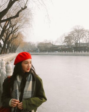 Lilli Lin Instagram - 🏮🐲❤️‍🔥
第一張說好跟三個保安拍照的⋯小哥哥人呢？

看著湖面結冰倒映著兩旁的樹木
冬天的陽光混進乾冷的空氣
霧濛濛配上色彩鮮明的中式建築
穿梭胡同聽著熙來攘往此起彼落
叫賣聲、拉車聲、街邊賣藝的二胡⋯
哈個氣，霧氣繚繞
撥開手中冒著煙，暖呼呼的包子
幸～福～啊～🥹
北京有著自己的濾鏡，很神奇

First time in Beijing, getting lost in the city vibes! Exploring those narrow hutong streets and savoring every bit of this unique experience.
#LilliOnVacation #BeijingDebut #UrbanAdventure