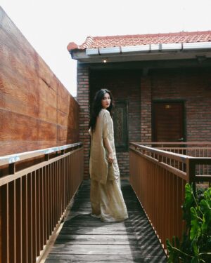 Lilli Lin Instagram - I hope there are days when your coffee tastes like magic, your playlist makes you dance, strangers make you smile and the night sky touches your soul💫
I hope you fall in love with being alive again💙

Pondok Kita
在峇里島的第一間住宿
一晚不到900台幣

鑽進小巷 經過田野
座落在鬧區的小小境地

很喜歡這裡的氛圍
被和諧包圍著鬧中靜
讓人容易靜下心

在這裡住了一週
靜心、瑜伽、書寫
準備好自己 迎接瑜伽培訓

記得有天實在太熱了
吃了早餐回住宿
坐在那望著泳池的水面
看著漣漪、樹葉飄著
撿起地上的雞蛋花 味道撲鼻而來
炙熱的夏天被抹上了溫柔淡雅的芳香
聽見樹葉沙沙、蟲鳴鳥叫
抬頭是一望無際的藍天
瞥見水面波紋的反射在天花板恣意
有一股想跳舞、歌唱得衝動
感覺連接著所有
靈魂很喜悅、很感恩、很飽滿

完全忘記了時間⋯只記得
寫了很多字、唱著歌、跳著舞
最後拿起腳架，試圖記錄這份感動

謝謝這個空間、謝謝住宿的主人
謝謝房務男孩，儘管語言不通
比手畫腳、用翻譯牛頭不對馬嘴的聊著天
一起喝椰子汁、挖果肉、吃沙爹

也謝謝自己的一無反顧
聽從心的聲音後
生命擴展著的比想像還驚喜
處處是禮物、處處都感謝
謝謝宇宙，謝謝你、妳、祢 :)