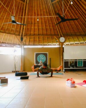 Lilli Lin Instagram - 🧘🏻
Before the training started, I was feeling uncertain and nervous. But once the training began, I found it to be pleasantly challenging. I'm really enjoying the course and am excited to see where this journey takes me. It's wonderful to have such a wise and brilliant teacher like @yoga.ankur.atri @anandamyogaschool guiding me, along with two lovely classmates 😇

If you've been wanting to do something but feel scared, know that there's nothing more daunting than the fear in your mind. Just go for it! 🔥  Namaste 🙏🏻 

原本想去印度學瑜珈
怕媽媽瘋掉(?)🫠
於是憑直覺選了峇里島
再藉著緣份遇見了
來自印度，非常棒的老師😇

重視傳統的同時
也很開闊的融合了現代觀念
和他聊天的時候
有一種很自然被接納的能量🤲🏻
讓人可以很放心地請教各種疑難雜症

另外幸運的是
老師不太會做社群行銷
非常非常小班制
培訓的學員就三個人

第一天 早晨6點 
喝了一杯盛放一晚銅器中的水
並用shatkarma開啟一天
(用鹽水洗鼻子)
(有興趣可以滑到最後面哈哈哈)
再用Pranayama調息法呼吸
開始靜心、瑜伽
時間很快就到下午了
解剖學和梵語課是最難的
以為要熟悉印度人的英語口音已經很難了
沒有....要記得梵語的瑜伽體式、唱誦更難😂

但是阿！但是！最有感的是：
「沒有什麼困難，比腦袋想像中的難的更難」
腦袋創的恐懼是更巨大的
可以無邊無際、永不止息
如何讓恐懼停止？ 那就是「開始」
當真的開始培訓後，反而有一種：
「很難！但我可以的！」感覺

祝福㊗️
如果有想做什麼，但一直不敢去做的事
希望你知道：
「沒有什麼困難，比腦袋想像中的難的更難」
勇敢動起來🫶🏻

We are more often frightened than hurt; and we suffer more from imagination than from reality.
- Lucius Annaeus Seneca