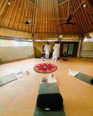 Lilli Lin Instagram - 🧘🏻
Before the training started, I was feeling uncertain and nervous. But once the training began, I found it to be pleasantly challenging. I'm really enjoying the course and am excited to see where this journey takes me. It's wonderful to have such a wise and brilliant teacher like @yoga.ankur.atri @anandamyogaschool guiding me, along with two lovely classmates 😇

If you've been wanting to do something but feel scared, know that there's nothing more daunting than the fear in your mind. Just go for it! 🔥  Namaste 🙏🏻 

原本想去印度學瑜珈
怕媽媽瘋掉(?)🫠
於是憑直覺選了峇里島
再藉著緣份遇見了
來自印度，非常棒的老師😇

重視傳統的同時
也很開闊的融合了現代觀念
和他聊天的時候
有一種很自然被接納的能量🤲🏻
讓人可以很放心地請教各種疑難雜症

另外幸運的是
老師不太會做社群行銷
非常非常小班制
培訓的學員就三個人

第一天 早晨6點 
喝了一杯盛放一晚銅器中的水
並用shatkarma開啟一天
(用鹽水洗鼻子)
(有興趣可以滑到最後面哈哈哈)
再用Pranayama調息法呼吸
開始靜心、瑜伽
時間很快就到下午了
解剖學和梵語課是最難的
以為要熟悉印度人的英語口音已經很難了
沒有....要記得梵語的瑜伽體式、唱誦更難😂

但是阿！但是！最有感的是：
「沒有什麼困難，比腦袋想像中的難的更難」
腦袋創的恐懼是更巨大的
可以無邊無際、永不止息
如何讓恐懼停止？ 那就是「開始」
當真的開始培訓後，反而有一種：
「很難！但我可以的！」感覺

祝福㊗️
如果有想做什麼，但一直不敢去做的事
希望你知道：
「沒有什麼困難，比腦袋想像中的難的更難」
勇敢動起來🫶🏻

We are more often frightened than hurt; and we suffer more from imagination than from reality.
- Lucius Annaeus Seneca