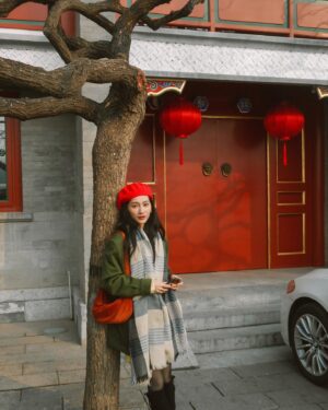 Lilli Lin Instagram - 🏮🐲❤️‍🔥
第一張說好跟三個保安拍照的⋯小哥哥人呢？

看著湖面結冰倒映著兩旁的樹木
冬天的陽光混進乾冷的空氣
霧濛濛配上色彩鮮明的中式建築
穿梭胡同聽著熙來攘往此起彼落
叫賣聲、拉車聲、街邊賣藝的二胡⋯
哈個氣，霧氣繚繞
撥開手中冒著煙，暖呼呼的包子
幸～福～啊～🥹
北京有著自己的濾鏡，很神奇

First time in Beijing, getting lost in the city vibes! Exploring those narrow hutong streets and savoring every bit of this unique experience.
#LilliOnVacation #BeijingDebut #UrbanAdventure