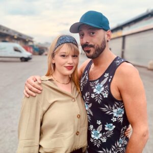Lilly Dreesen Instagram - It’s a Wrap ! 

Nach vielen wundervollen und auch anstrengenden Drehtagen, haben wir Katakomben abgedreht. Im Januar angefangen und doch erst im Juli, wegen Corona beendet. Was eine Reise! Ich bin so dankbar, dass ich diesen Beruf ausüben kann und in so tolle Rollen schlüpfen darf. Nellie war eine ganz besondere Rolle, durch die ich selber so sehr gewachsen bin. 
Danke dir @jakob.m.erwa , für diese wundervolle Zeit, für dein Vertrauen, deine Genauigkeit im
Spiel und für deine bunte und wundervolle Art ❤️ Danke an das komplette Team, das eine kleine zweite Familie geworden ist und bei dem man sich immer willkommen und wohl gefühlt hat. Danke auch an @lena_wickert , @theflotagram und @ninkamm für eure tolle Arbeit. @franziska_aigner_casting , danke für diese Besetzung! 
Und zu guter letzt, ein Riesen Dank an meine Kolleginnen und Kollegen, es wahr mir eine Ehre mit euch allen zu arbeiten! @aglaia.szyszkowitz @yasinboy_unofficial @romeoreimann @marleen_lohse_ @adrianvcastilla @venhaus_  uvm. 
Es endet wie immer mit einem weinend und einem lachenden Auge. Jetzt freu ich mich einfach drauf wenn ich euch Bescheid geben kann, wann ihr KATAKOMBEN 💎 auf Joyn sehen könnt!