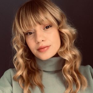 Lilly Dreesen Instagram - Löwenmähne 🦁 lieber glatte oder lockig Haare? Ich mag meine glatten Haare total, aber ich liebe es auch immer mal wieder mir locken zu machen! #happy #actress #löwenmähne #locken