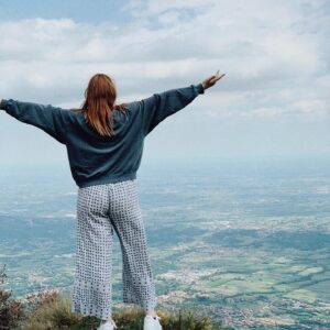 Lilly Dreesen Instagram - Hoch Hinaus ☁️ 

Heute hab ich meinen freien Tag in den Bergen genoßen und ihr so ☺️ 

Swipe and let my hair fly 🤩😉

#reisen #happy #berge #italien #freetime