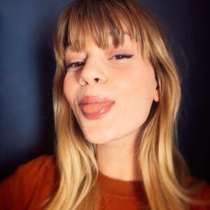 Lilly Dreesen Instagram - Einfach auch mal die Zunge rausstrecken 😛