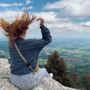 Lilly Dreesen Instagram - Hoch Hinaus ☁️ 

Heute hab ich meinen freien Tag in den Bergen genoßen und ihr so ☺️ 

Swipe and let my hair fly 🤩😉

#reisen #happy #berge #italien #freetime