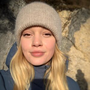 Lilly Dreesen Instagram - ❄️Ich melde mich dann auch mal zum neuen Jahr. Diesmal tatsächlich mit einem winterlichen Bild. Schön mal ein bisschen mehr Schnee und Natur zu sehen und nicht nur den alltäglichen Stadt-Trott. Ich freue mich auf alle neuen Möglichkeiten, die dieses Jahr mitbringen wird, ihr könnt auf jeden Fall auch gespannt sein ! Wie seid ihr ins neue Jahr gestartet ? #newyear #2021 #eibsee #actress