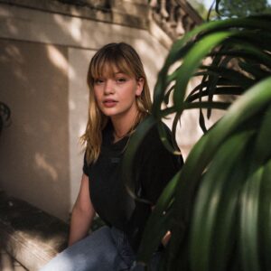 Lilly Dreesen Instagram - Guten Morgen ☀️ ich sitze mal wieder im Zug auf dem Weg nach Hamburg für eine Kostümprobe. Wie startet ihr in eure Woche ? 📷 @alex.kleis