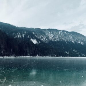 Lilly Dreesen Instagram - ❄️Ich melde mich dann auch mal zum neuen Jahr. Diesmal tatsächlich mit einem winterlichen Bild. Schön mal ein bisschen mehr Schnee und Natur zu sehen und nicht nur den alltäglichen Stadt-Trott. Ich freue mich auf alle neuen Möglichkeiten, die dieses Jahr mitbringen wird, ihr könnt auf jeden Fall auch gespannt sein ! Wie seid ihr ins neue Jahr gestartet ? #newyear #2021 #eibsee #actress