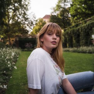 Lilly Dreesen Instagram - Ich hab leider weder winterliche noch weihnachtliche Bilder. Deswegen halt einfach nochmal mit Sonne und T-Shirt. Ich hab lange nichts gepostet, weil bei mir gerade auch nicht wirklich was passiert. Stay Home halt. Wie gehts euch mit dem Lockdown ab morgen ? Ich fange jetzt an mit ner App für den Führerschein zu lernen, im Januar gehts dann aber erst richtig los. Wenigstens eine kleine Beschäftigung. Sonst male ich gerade wieder viel und bin Sims 4 süchtig. Mehr gibt es gerade auch nicht zu erzählen. Bei euch so ? #stayhome #wearamask #socialdistancing #stayhealthy
