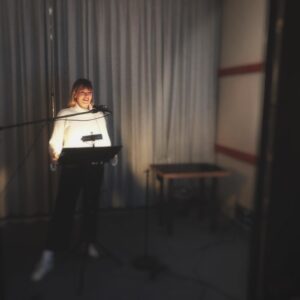 Lilly Dreesen Instagram - Ein weiter Schritt in die richtige Richtung ! Heute war ich bei der Nachsynchro für KATAKOMBEN. Ich bin so gespannt, wie das Endergebnis wird und hab mich gefreut schon ein paar Schnipsel zu sehen. Ihr könnt euch auf jeden Fall freuen ! Was habt ihr heute gemacht ? 📸 @jakob.m.erwa  #actress #staytuned #katakomben