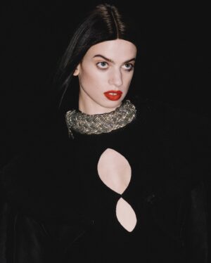 Lily McMenamy Instagram - Diamanda Wig 🖤
@giuseppedimorabito_official @jeremiemonnier @robpignataro @alicefayre @marcominunnohair xxxxx