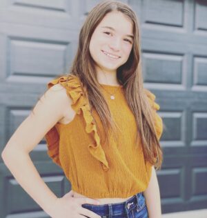 Lily Rose Smith Instagram - Smiles 😄 or smirky 😏??? Today I’m all smiles because I got 2 weeks worth of math done today 😎📚📓✖️➗! #homeschool #6thgrade #workingatmyownpace