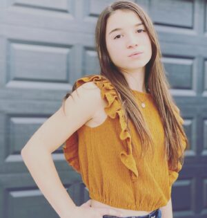 Lily Rose Smith Instagram - Smiles 😄 or smirky 😏??? Today I’m all smiles because I got 2 weeks worth of math done today 😎📚📓✖️➗! #homeschool #6thgrade #workingatmyownpace