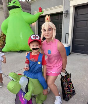 Lily Rose Smith Instagram - When your little brother asks you to dress up with him for Halloween….how can you say no??? 🫶🏼❤️ 

#princesspeach #marioandyoshi
