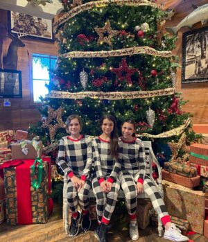 Lily Rose Smith Instagram - Annual 🎅🏼 visit in our 🎄 pajamas ❤️⛄️🤶🏻 @itstierneysmith @its_mileysmith