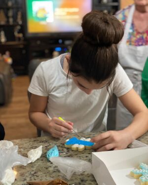 Lily Rose Smith Instagram - Christmas Cookie Decorating!! #christmascookies 🎄