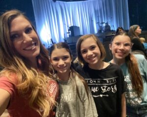Lily Rose Smith Instagram - Girls night with momma @nataliegrant #gno #nataliegrantofficial #daretobetour2022 #yourpresenceismyweapon @thejoyfm