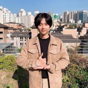 Lim Hyoun-soo Instagram - 안녕하세요. 임현수입니다.
⠀
이 손의 의미는 수어로 ‘존경합니다.’라고 합니다.
코로나19의 최전선에서 쉴 틈 없이 싸우고 계신 의료진분들에게 이 존경을 전합니다.
덕분에 우리는 더 나아진 삶을 살 수 있게 되었습니다.
헌신과 노고가 헛되지 않도록 우리 모두 끝까지 배려하고 조금만 더 힘냅시다!
의료진 여러분 감사합니다.
⠀
뜻깊은 캠페인에 함께 참여할 수 있게 해준
선배이자 좋은 형인 #정해인 배우님(@holyhaein)에게도 고마운 마음을 전합니다.
⠀
이 글을 읽고 따뜻한 마음이 생긴 모든 분들께서 저 다음으로 챌린지를 이어가주셔서, 우리나라 의료진분들에게 감사한 마음을 다시 한번 함께 느꼈으면 좋겠습니다.
⠀
#의료진덕분에 #존경합니다 #덕분에챌린지