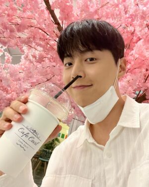 Lim Hyoun-soo Instagram - 코로 마시기