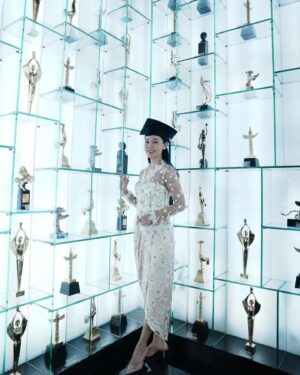 Lim Mei Fen Instagram - Of course Baju kebaya for graduation 🧑‍🎓 #anakMalaysia #beijingfilmacademy