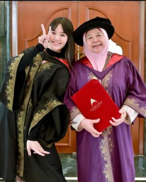 Lim Mei Fen Instagram - Hatiku patah di Beijing.

Minggu lepas, kami jemput cikgu kesayangan kami ke premiere filem baru kami. Cik Ros orang penting dalam hidup kami; kali ni kami speaking Bahasa Melayu, watak coach (kira guru juga), kami nak kongsi/tunjuk ni dengan Cik Ros kami. 

Dulu time kat Aswara, BM kita tahap sampah, assignment kami (dlm kelas cik Ros) kira sampah juga. Tapi Cik Ros tak pernah ‘give up’ budak cina ni, dia ajar, dia maki, dia make sure kami dapat ilmu, dan dia pilih kasih juga. Dia sayang kami, dia selalu bawa kami dlm project dia, istana budaya, matic dan bawa pergi kampung bharu makan makan juga. 

Waktu kami dapat anugerah Bakat Muda Teater JKKN, Cik Ros lah orang paling bangga. 

“Cik Ros, datang lah Beijing, Mei bawa pergi jalan2 makan2..” 

Cik Ros senyap, then balas “bila you buat project hang li po atau ada project di sana, I datang lawat..” 

😭😭😭 

Cik Ros, kenapa x tunggu sampai kami grad! Kan dah janji nak makan besar lepas I grad. Hari ni ja I pergi beli souvenir … 🥲 

Aku anak derhaka. 

Al-fatihah Dr Rosminah Tahir. Rest in peace.