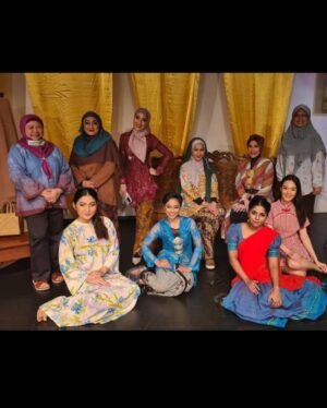 Lim Mei Fen Instagram - Hatiku patah di Beijing.

Minggu lepas, kami jemput cikgu kesayangan kami ke premiere filem baru kami. Cik Ros orang penting dalam hidup kami; kali ni kami speaking Bahasa Melayu, watak coach (kira guru juga), kami nak kongsi/tunjuk ni dengan Cik Ros kami. 

Dulu time kat Aswara, BM kita tahap sampah, assignment kami (dlm kelas cik Ros) kira sampah juga. Tapi Cik Ros tak pernah ‘give up’ budak cina ni, dia ajar, dia maki, dia make sure kami dapat ilmu, dan dia pilih kasih juga. Dia sayang kami, dia selalu bawa kami dlm project dia, istana budaya, matic dan bawa pergi kampung bharu makan makan juga. 

Waktu kami dapat anugerah Bakat Muda Teater JKKN, Cik Ros lah orang paling bangga. 

“Cik Ros, datang lah Beijing, Mei bawa pergi jalan2 makan2..” 

Cik Ros senyap, then balas “bila you buat project hang li po atau ada project di sana, I datang lawat..” 

😭😭😭 

Cik Ros, kenapa x tunggu sampai kami grad! Kan dah janji nak makan besar lepas I grad. Hari ni ja I pergi beli souvenir … 🥲 

Aku anak derhaka. 

Al-fatihah Dr Rosminah Tahir. Rest in peace.
