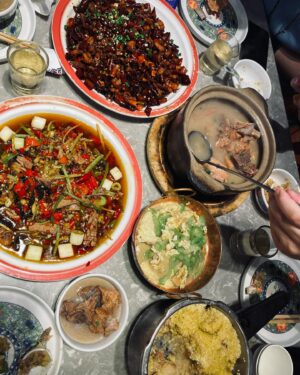 Lim Mei Fen Instagram - U must eat these 3 things before u leave Beijing. 1. Perking Duck 2. Zhajiangmian (noodles served with fried bean sauce) 3. Drink Bei Bing Yang-Chinese Juice Sparkling Soda 北冰洋-国民汽水 ….. the rest are extra bonus.