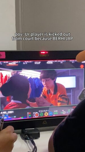 Lim Mei Fen Instagram - “Ana, jangan buka tudung!!” Scene ni antara scene yg sgt bermakna dgn sentuhan magik director @faisalskis dan lakonan Ana @lia_natalia yg berkesan. 

Kalau nak tau apa yg terjadi sampai si Ana ni nak buka tudung… jawapan nya di pawagan terdekat anda. 

#PaduTheMovie #BangkitPadu #globalstation #skopproduction