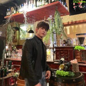 Lim Sung-kyun Instagram - 제친구가 가게를 내었는데여
정말 좋아요🙂❤️
연인이랑 친구랑 와인 한 잔 하며 분위기 내기에 적합한 곳이에요😀
그리구 중요한게 사장님이 잘생겼어요🥺

#burninghouse #버닝하우스 #버닝하우스와인바