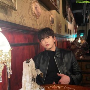 Lim Sung-kyun Instagram - 제친구가 가게를 내었는데여
정말 좋아요🙂❤️
연인이랑 친구랑 와인 한 잔 하며 분위기 내기에 적합한 곳이에요😀
그리구 중요한게 사장님이 잘생겼어요🥺

#burninghouse #버닝하우스 #버닝하우스와인바