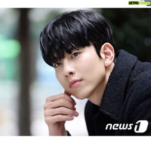 Lim Sung-kyun Instagram - 나의 첫 인터뷰 비하인드🙌🏻
이쁜 기사사진 감사합니다🙂