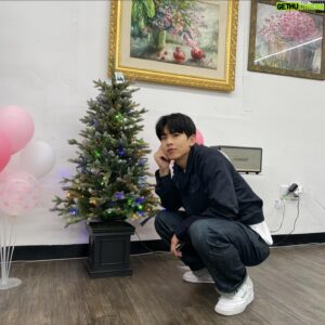 Lim Sung-kyun Instagram - 첫눈 맞은날🙂