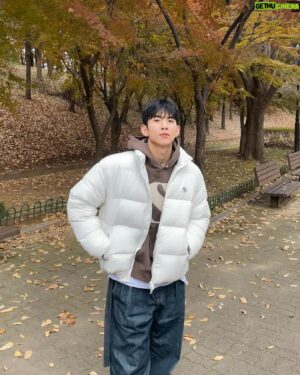 Lim Sung-kyun Instagram - 따뜻하게 입고다녀요 우리🥶