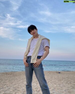 Lim Sung-kyun Instagram - 비도 안오고 날씨좋은 강문해변🧸