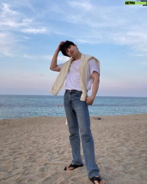 Lim Sung-kyun Instagram - 비도 안오고 날씨좋은 강문해변🧸