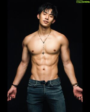 Lin Chia Yo Instagram - ［晏人物拍攝］
這次合作我嘗試著顯露更多邪氣、展現頹廢的魅力
看到成品我自己覺得蠻成功💯
晏感覺更進化了，讓我在畫面裡也更不一樣
-
欣賞完帥照後接下來的故事會比較認真一點
這次是我第一次把手臂的疤放進作品裡，藉著這個作品我想說說..
「三年前我發生什麼事？」
「疤怎麼來的？」
三年前開始持續有粉絲、朋友問我為什麼多了一道疤？
我必須先道歉，我總是敷衍帶過：「受傷啊、就開刀啊...」之類的回答。
抱歉我不是不把你們當朋友，是因為一直沒有勇氣說，也害怕隨之而來的同情目光。

2017年10月，困擾我一年的手臂疼痛確診為「惡性骨肉瘤」就是俗稱「骨癌」。
這是我人生第一次感到死亡如此靠近，我感到恐懼，但不是面對死亡的恐懼，是因為留下悲傷的親人好友們而恐懼。

接下來到手術前的時間，不知道手術後能不能活下來，每個深夜自己一人我都會因為不捨而落淚，也會情緒崩潰，但我不會消極也在天亮後掃除所有負面，因為我有家人的「陪伴」，把所有心力專心在當下每一刻跟家人寵物相處，我不再為任何不確定沒意義的事物煩惱，諷刺的是這是我人生中第一次感到真正活在「當下」

兩個月後接受了骨肉切除、骨移植手術，所幸順利將癌細胞切除乾淨、骨頭沒有排斥反應，但留了一道20公分的疤、手臂少了一整條肌肉...(健美夢碎😂)，也讓我到目前除了健身不敢穿背心走在街上。

接著是長達一年多的休養復健和五年的觀察期(癌細胞五年內沒復發才算真正結束)，所以我還不能宣布我完全康復，但至少目前很健康大家不用擔心！

聽起來是蠻慘的故事，但骨癌確實讓我成長很多，像我一直肯定「有些失去會讓你的生命更豐富」。
這漫長的時間裡也讓我確定什麼是真正想要的、未來要怎麼活，更堅定我要成為專業演員的目標。

我不是一個勇敢的人，開刀三年後才終於有勇氣在這說出這些經歷，雖然只是簡短的說。

如果你正在經歷類似情況，希望我可以為你帶來點勇氣跟力量。
如果你的朋友親人正在經歷類似情況，你想為他做點什麼，希望你
「鼓勵他的勇敢，不要同情他的遭遇」
除此之外「陪伴」是最重要的
-
「我是林家佑，我有骨癌，目前很健康✌🏻」
-
如果有什麼疑問留言給我，我再一一回答。
或是告訴我1-7最喜歡哪一張
-
Photographer/ @timothy_figure 
Makeup/ @tedkuo_makeup 
Hairstyle/ @jarvis_lin0131 -

#photography #fashionphotography #fitness #fitnessmodel #model #actor #模特兒 #演員 
#晏人物 #林家佑