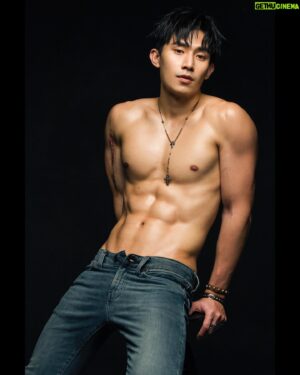 Lin Chia Yo Instagram - ［晏人物拍攝］
這次合作我嘗試著顯露更多邪氣、展現頹廢的魅力
看到成品我自己覺得蠻成功💯
晏感覺更進化了，讓我在畫面裡也更不一樣
-
欣賞完帥照後接下來的故事會比較認真一點
這次是我第一次把手臂的疤放進作品裡，藉著這個作品我想說說..
「三年前我發生什麼事？」
「疤怎麼來的？」
三年前開始持續有粉絲、朋友問我為什麼多了一道疤？
我必須先道歉，我總是敷衍帶過：「受傷啊、就開刀啊...」之類的回答。
抱歉我不是不把你們當朋友，是因為一直沒有勇氣說，也害怕隨之而來的同情目光。

2017年10月，困擾我一年的手臂疼痛確診為「惡性骨肉瘤」就是俗稱「骨癌」。
這是我人生第一次感到死亡如此靠近，我感到恐懼，但不是面對死亡的恐懼，是因為留下悲傷的親人好友們而恐懼。

接下來到手術前的時間，不知道手術後能不能活下來，每個深夜自己一人我都會因為不捨而落淚，也會情緒崩潰，但我不會消極也在天亮後掃除所有負面，因為我有家人的「陪伴」，把所有心力專心在當下每一刻跟家人寵物相處，我不再為任何不確定沒意義的事物煩惱，諷刺的是這是我人生中第一次感到真正活在「當下」

兩個月後接受了骨肉切除、骨移植手術，所幸順利將癌細胞切除乾淨、骨頭沒有排斥反應，但留了一道20公分的疤、手臂少了一整條肌肉...(健美夢碎😂)，也讓我到目前除了健身不敢穿背心走在街上。

接著是長達一年多的休養復健和五年的觀察期(癌細胞五年內沒復發才算真正結束)，所以我還不能宣布我完全康復，但至少目前很健康大家不用擔心！

聽起來是蠻慘的故事，但骨癌確實讓我成長很多，像我一直肯定「有些失去會讓你的生命更豐富」。
這漫長的時間裡也讓我確定什麼是真正想要的、未來要怎麼活，更堅定我要成為專業演員的目標。

我不是一個勇敢的人，開刀三年後才終於有勇氣在這說出這些經歷，雖然只是簡短的說。

如果你正在經歷類似情況，希望我可以為你帶來點勇氣跟力量。
如果你的朋友親人正在經歷類似情況，你想為他做點什麼，希望你
「鼓勵他的勇敢，不要同情他的遭遇」
除此之外「陪伴」是最重要的
-
「我是林家佑，我有骨癌，目前很健康✌🏻」
-
如果有什麼疑問留言給我，我再一一回答。
或是告訴我1-7最喜歡哪一張
-
Photographer/ @timothy_figure 
Makeup/ @tedkuo_makeup 
Hairstyle/ @jarvis_lin0131 -

#photography #fashionphotography #fitness #fitnessmodel #model #actor #模特兒 #演員 
#晏人物 #林家佑
