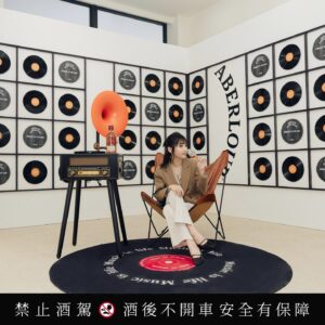 Lin Ying-Tung Instagram - 🥃
在亞伯樂《伯樂饗頌》品酩會，體驗了一場味蕾與聽覺的雙重享受。
⁡
亞伯樂攜手「亞洲最佳女主廚」陳嵐舒，根據亞伯樂雙桶熟成經典酒款以及A‘bunadh原酒系列酒款風味，打造專屬法式限定菜單。
 
午宴上我特別喜歡A‘bunadh雪莉桶原酒第80批次，口感醇厚，帶有豐厚的可可香氣與油脂感，搭配摩卡咖啡、黑巧克力結合沙河蛋糕的甜點「19世紀的大火」無比契合，讓餐點與酒體的層次都更加豐富。
另外也令我非常驚豔的是呼應亞伯樂經典的雙桶熟成工藝，以油封鴨腿和牧羊人派製作而成的「雙味合奏裏的和諧」，濃厚的肉脂風味搭配果韻豐潤的亞伯樂12年，整體奶油感與菌菇風味顯得更為豐厚，相得益彰。
⁡
同時，亞伯樂也首次為台中帶來《雙桶奏酩體驗展》賦予味覺與聽覺雙重享受。展覽中每一酒款都有相對應的黑膠樂曲，深入曲和詞的雙重視角，象徵亞伯樂威士忌雙桶的概念，在雪莉桶和波本桶中各自經歷100%完整熟成勾兌，相互交織融合，才得以成就最完美的平衡。
⁡
▷亞伯樂《雙桶奏酩體驗展》 5/17-6/2
▷台中誠品生活480別館（台中市西屯區市政路480號）
#亞伯樂單一麥芽威士忌 #陳嵐舒 
#伯樂饗頌 #越懂得越值得
@aberlour @singlemalt.ba.tw